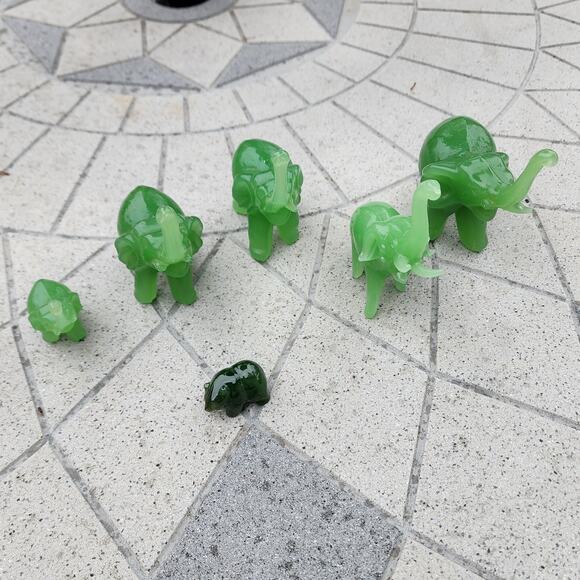 Vintage Green Polished Glass Elephant & Bear Figurine Bundle Lot - Picture 11 of 11